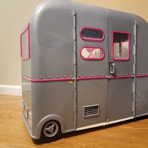 Like new OG camper by Battat.Grey and pink outside, smart fashion colors inside.